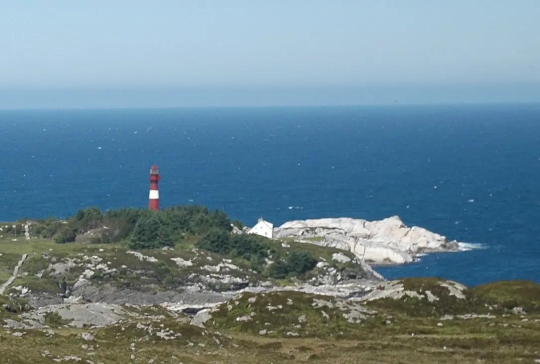 Slåtterøy fyr ytterst mot havet