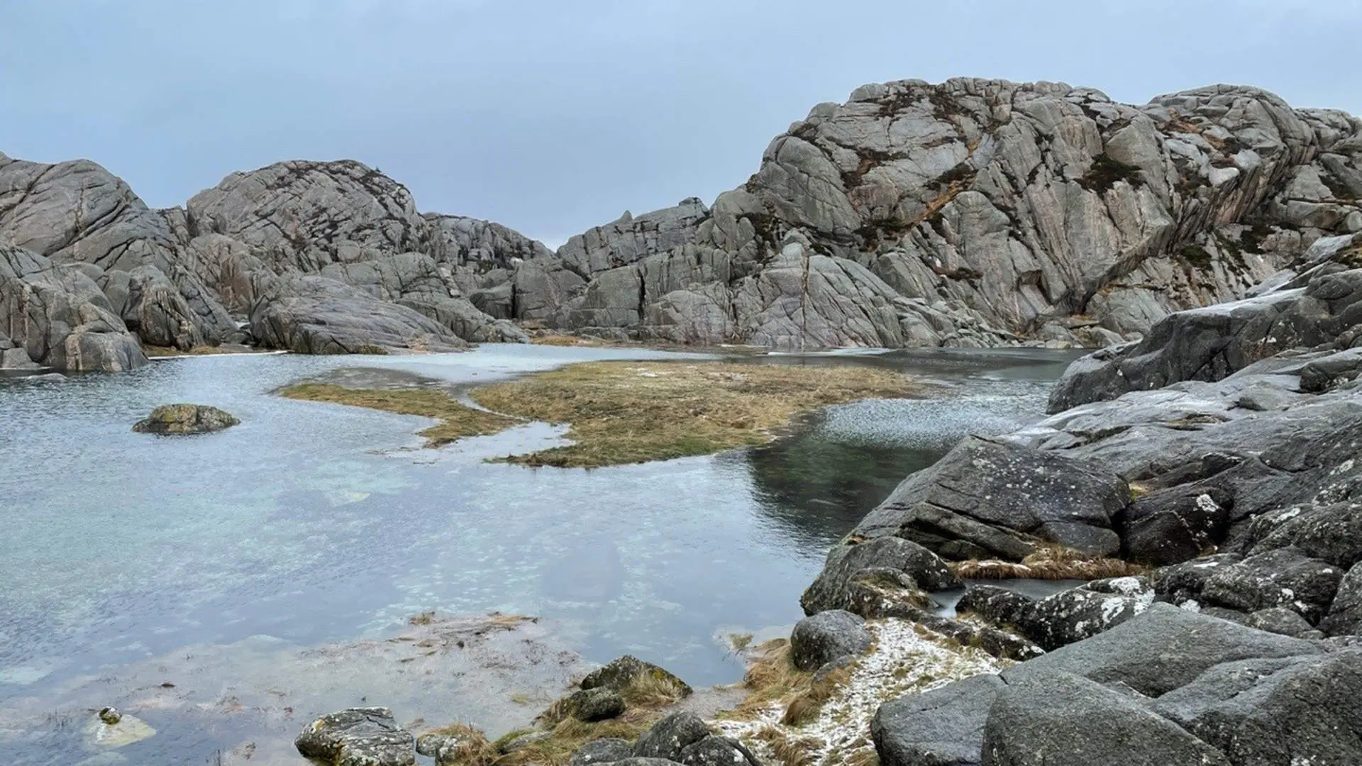 Lagunen mellom bergformasjonane på Utslåttøy